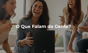 pessoas rindo com produto na mao