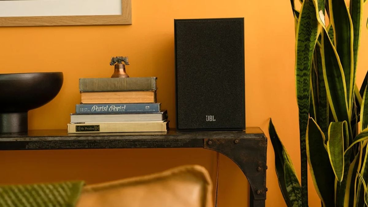 aparelho de som em cima de mesa